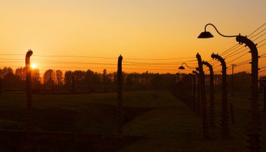 OSWIECIM, POLAND - 22 Ekim 2012 'de Polonya' nın Oswiecim kentinde eski bir Nazi imha kampı olan Auschwitz Kampı II. Avrupa 'daki en büyük Nazi toplama kampıydı..