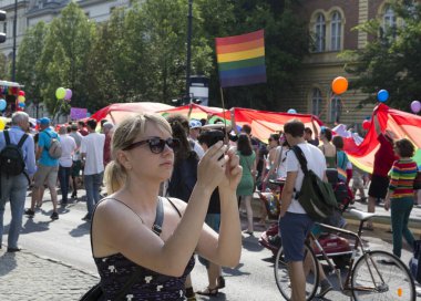 BUDAPEST, HUNGARY - 6 Temmuz 2013 'te Budapeşte, Macaristan' da LGBT (lezbiyen, gey, biseksüel ve transseksüel) haklarını desteklemek için düzenlenen Eşcinsel Onur Yürüyüşüne kimliği belirsiz kişiler katıldı..