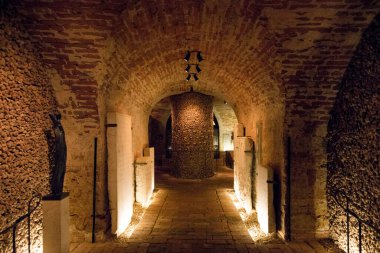 BRNO, CZECH - 15 Aralık 2016: Brno 'daki Jakubske Meydanı' ndaki St. James Kilisesi Ossuary 'nin İçişleri. 50.000 'den fazla insana ait olduğu tahmin edilen büyük bir kemik koleksiyonuydu.