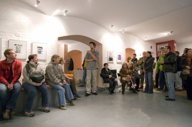 Tarihi müzedeki bir grup insan