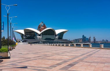 BAKU, AZERBAIJAN - 6 Mayıs 2019: Yeni bir alışveriş ve eğlence merkezi 
