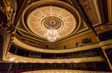 Riga, Letonya - 30 Nisan 2016: Letonya Ulusal Opera Binası Riga, Letonya. Ulusal Opera Binası 1863 yılında St. Petersburg mimarı Ludwig Bohnstedt tarafından inşa edilmiştir..