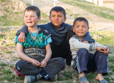SAMARKAND, UZBEKISTAN - 23 Mart 2012: Semerkand yakınlarındaki bir köyde çocuklar için poz. 