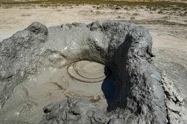 Gobustan, Azerbaycan - 7 Mayıs 2019: Gobustan 'ın Bakü, Azerbaycan yakınlarındaki çamur volkanları