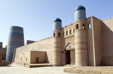 Özbekistan 'ın başkenti Khiva' da (Urgench şehri yakınlarında) mavi renkli bir cami. UNESCO Dünya Mirasının Bir Parçası.