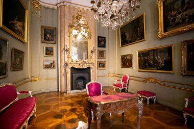 POTSDAM, GERMANY - 26 Aralık 2014: Potsdam 'daki Sanssouci kraliyet parkının batı tarafında bulunan New Palace' daki antika saat.