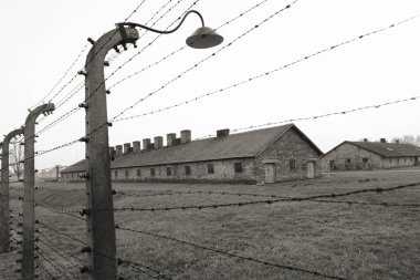 OSWIECIM, POLAND - 22 Ekim 2012 'de Polonya' nın Oswiecim kentinde eski bir Nazi imha kampı olan Auschwitz Kampı II. Avrupa 'daki en büyük Nazi toplama kampıydı..