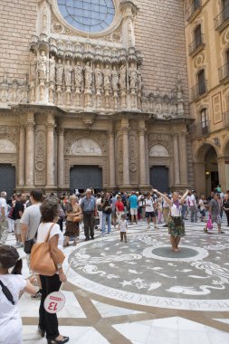 Tanımlanamayan hacılar Benedictine manastırı Santa Maria de Montserrat 'ı ziyaret ederek 10 numaradaki Katalonya' nın favori azizi Kara Bakire 'ye ev sahipliği yaptılar. 09, 2012 Montserrat, İspanya