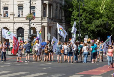 BUDAPEST, HUNGARY - Tanımlanamayan 11 Temmuz 20.00 'de yer aldı. Budapeşte Gay Onur Yürüyüşü 11 Temmuz 2015 tarihinde Budapeşte, Macaristan 'da LGBT (lezbiyen, gey, biseksüel ve transseksüel) haklarını desteklemek için düzenlendi.
