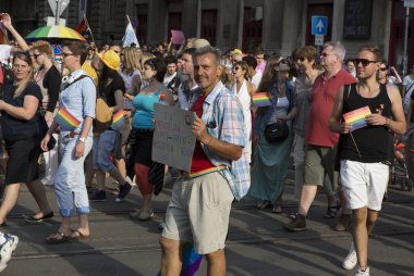 BUDAPEST, HUNGARY - 6 Temmuz 2013 'te Budapeşte, Macaristan' da LGBT (lezbiyen, gey, biseksüel ve transseksüel) haklarını desteklemek için düzenlenen Eşcinsel Onur Yürüyüşüne kimliği belirsiz kişiler katıldı..