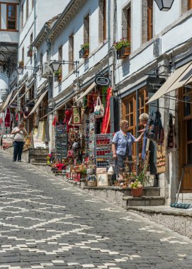 Cirokaster, Arnavutluk - 30 Mayıs 2018: Arnavutluk 'un güneyinde bir UNESCO Dünya Mirası sahası olan Cirokaster şehir merkezi. 