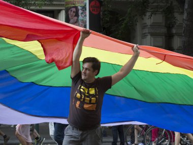 BUDAPEST, HUNGARY - 6 Temmuz 2013 'te Budapeşte, Macaristan' da LGBT (lezbiyen, gey, biseksüel ve transseksüel) haklarını desteklemek için düzenlenen Eşcinsel Onur Yürüyüşüne kimliği belirsiz kişiler katıldı..