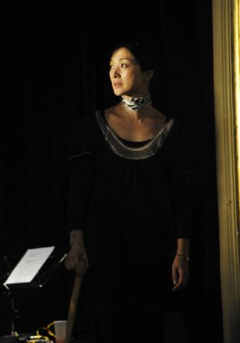 BUDAPEST, HUNGARY - 7 Ekim 2010 'da Macaristan' ın Budapeşte kentinde bulunan Müzik Akademisi 'nin sahnesindeki Ses Göç Konseri' nde Japon aktris..