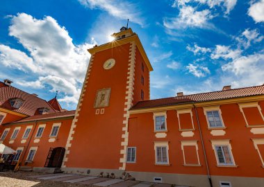 Kilise kulesi olan eski belediye binasının manzarası.