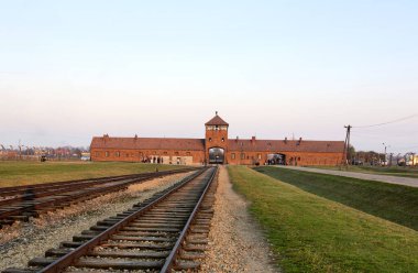 OSWIECIM, POLAND - 22 Ekim 2012 'de Polonya' nın Oswiecim kentinde eski bir Nazi imha kampı olan Auschwitz Kampı 1. Avrupa 'daki en büyük Nazi toplama kampıydı..  