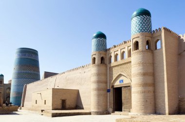 Özbekistan 'ın başkenti Khiva' da (Urgench şehri yakınlarında) mavi renkli bir cami. UNESCO Dünya Mirasının Bir Parçası.