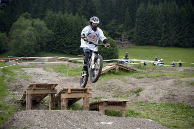 LEOGANG, AUSTRIA - 28 Mayıs 2009 'da Avusturya' nın Leogang kentinde düzenlenen Avusturya Bisiklet Yarışması 'nda bisiklet eğitmeni Gerhard Haslauer numaralarını sergiledi..