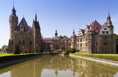 Moszna, Polonya - 11 Haziran 2010: Moszna, Silezya 'daki romantik şato.