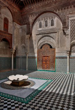 FES, MOROCCO- 18 Temmuz 2014 'te Fes, Fas' ta olduğu gibi eski Medine 'deki Madrasa Atarin' in avlusundaki duvarlara ve ahşap işçiliğine süsleme.
