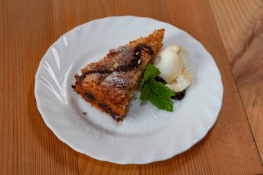 Geleneksel elmalı pasta ve dondurma.