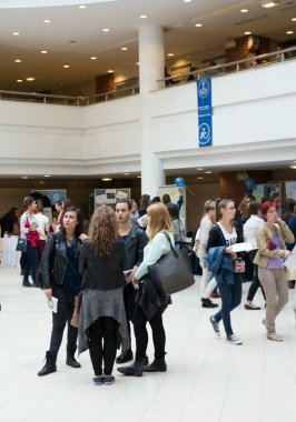 BUDAPEST, HUNGARY - 10 Ekim 2014: ELTE Üniversitesi 'nde kimliği belirsiz öğrenciler