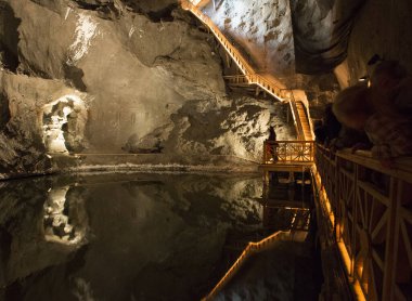 WIELICZKA, POLAND - 23 Ekim: Wieliczka tuz madeni (13. yüzyıl) dünyanın en eski tuz madenlerinden biridir. 9. katta 300 'den fazla koridor ve 300' den fazla odası var. 23 Ekim 2012, Wieliczka, Polonya.