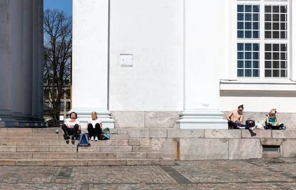 Helsinki Finlandia Mayo 2016 Personas Frente Catedral Blanca Helsinki Iglesia — Foto de Stock