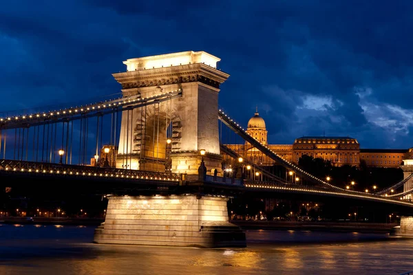 Macaristan Budapeşte Geceleri Zincir Köprü — Stok fotoğraf