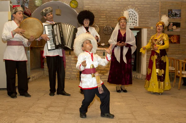 在乌兹别克斯坦 穿着传统服装在餐馆里表演的人 — 图库照片