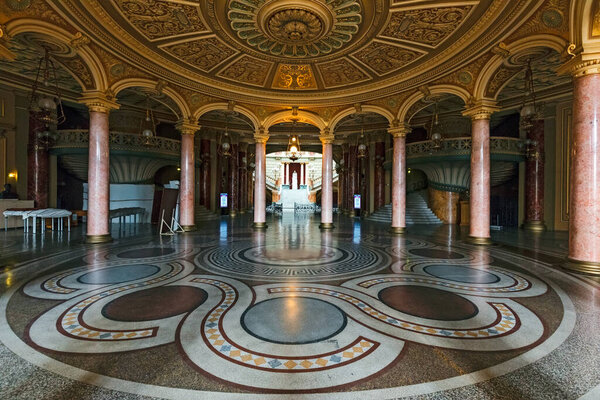 БУХАРЕСТ, Румыния - 2 мая 2017 года: Интерьер румынского Атенеума Георгий Энеску (Ateneul Roman), открытый в 1888 году, является концертным залом в центре Бухареста и достопримечательностью румынской столицы.