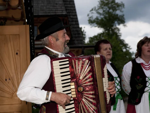 Beskides Lengyelország Július Hagyományosan Öltözött Folklórcsoport Debütál Egy Agroturisztikai Központban — Stock Fotó