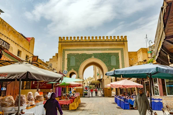 Fez Morocco Июля Люди Перед Голубыми Воротами Bab Bou Jeloud — стоковое фото