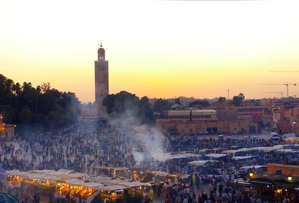 Marrakesh Morocco Listopad Niezidentyfikowani Odwiedzają Plac Jemaa Fna Listopada 2007 — Zdjęcie stockowe