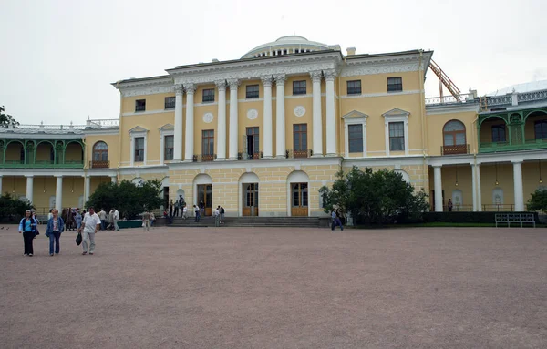 Unidentified People Visit Pavlovsk Palace 18Th Century Russian Imperial Residence — Stock Photo, Image