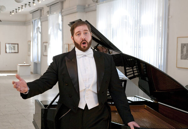 БУДАПЕСТ, ХАНГАРИЯ - 07 МАЯ: 7 мая 2009 года на сцене Венгерского музея Будафока в Будапеште Андраш Барлай исполнил венгерскую оперу и белканто.