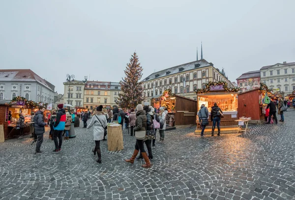 Brno República Checa Dezembro 2016 Pessoas Navegando Barracas Mercado Mercado — Fotografia de Stock