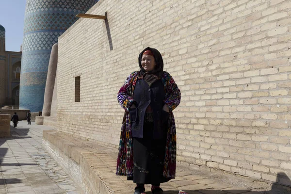 Khiva Uzbekistan Maart Traditioneel Troebele Vrouw Poseert Voor Toerist Maart — Stockfoto