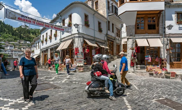 Cirokaster, Arnavutluk - 30 Mayıs 2018: Arnavutluk 'un güneyinde bir UNESCO Dünya Mirası sahası olan Cirokaster şehir merkezi.