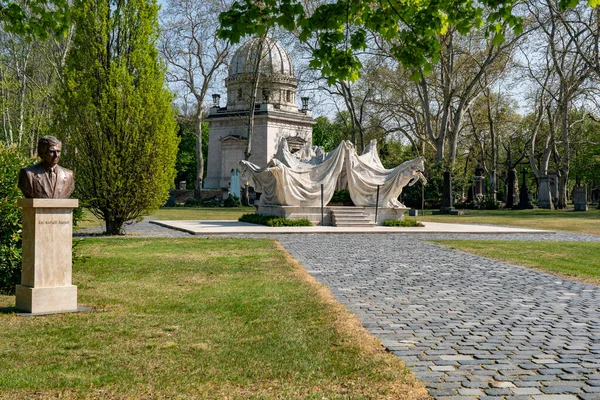 Bâtiment Ancien Statue Dans Parc — Photo