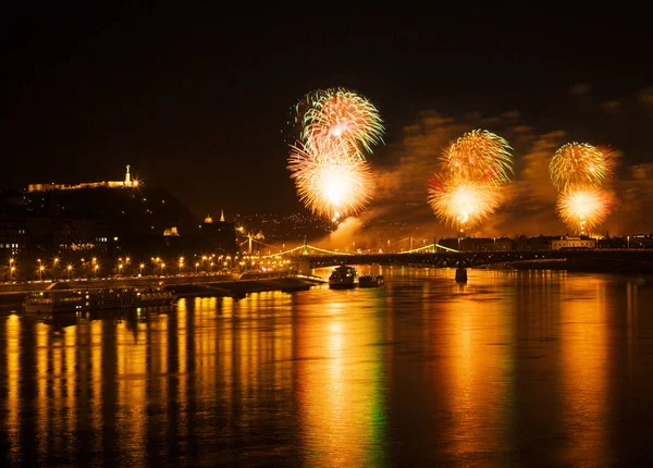 헝가리 2012 다뉴브강을 가로지르는 불꽃놀이 2012 헝가리 부다페스트에서 헝가리 헌법의 — 스톡 사진