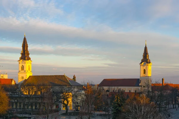 ハンガリーケクシェメットの日没の教会 — ストック写真