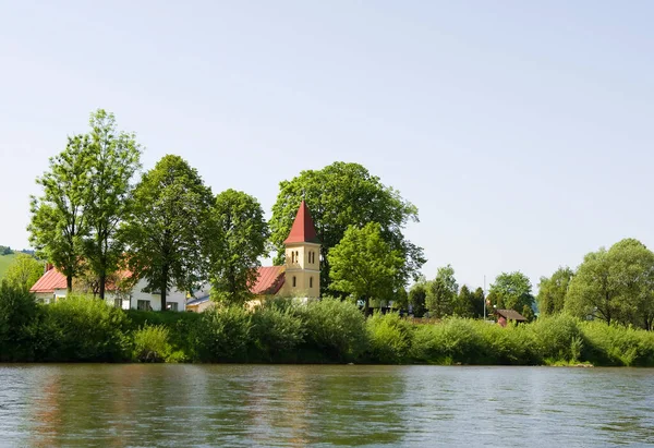 Krásný Dům Pobřeží Řeky — Stock fotografie