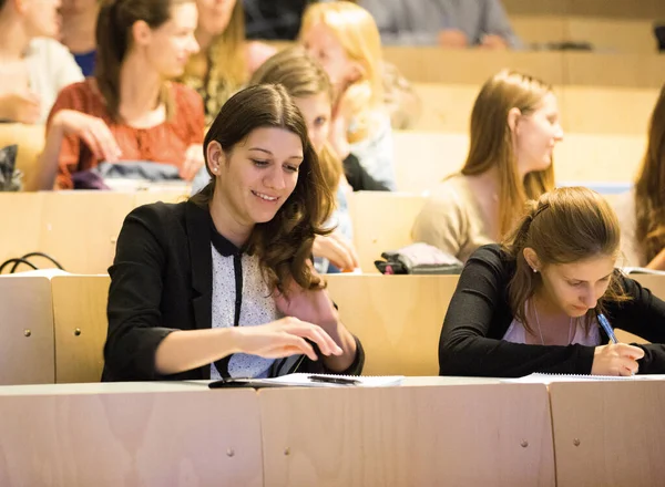 Groupe Étudiants Assis Dans Lectoire — Photo