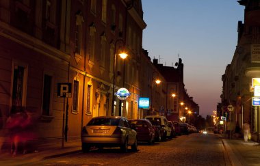 Opole, Polonya - 12 Haziran 2010: Opole şehir merkezi gün batımında.
