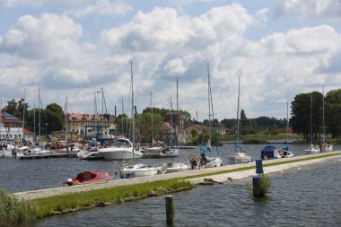 Gizycko, Polonya - 13 Temmuz 2012: Gizycko Limanı, Masuria, Polonya.