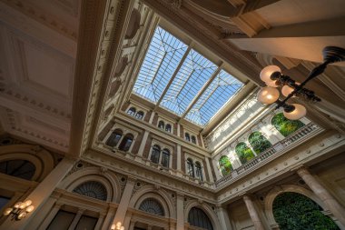 Budapeşte, Macaristan - 6 Mart 2019: Budapeşte, Macaristan 'daki Corvinus Üniversitesi' nin ana salonu.