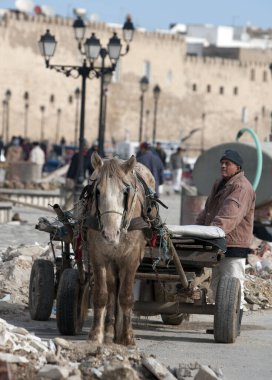 BIZERTE, TUNISIA - 6 Şubat 2009 'da Bizerte, Tunus' taki Medine 'deki insanlar. Bizerte Tunus 'un en eski ve en Avrupa şehri olarak bilinir..