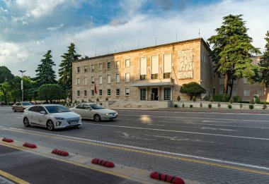 Tiran, Arnavutluk - 1 Haziran 2018: Tiran 'daki Deshmoret bulvarında Pallati i Kongreseve (Kongre Sarayı) binası.