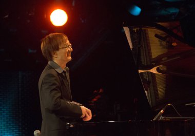 BUDAPEST, HUNGARY - 30 Ekim: Kuriya Makoto Japon piyanist Sunum Org 'da performans sergiliyor. Japonya Vakfı tarafından 30 Ekim 2012 'de Budapeşte, Macaristan' daki A38 konser salonunda