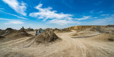 Gobustan, Azerbaycan - 7 Mayıs 2019: Gobustan 'ın Bakü, Azerbaycan yakınlarındaki çamur volkanları